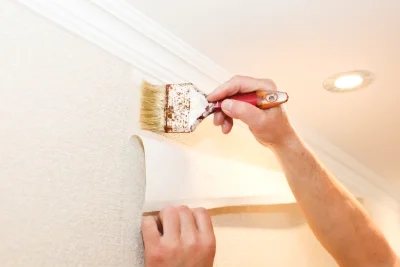 Pose de papier peint à Miglos — revêtements muraux et toiles de verre